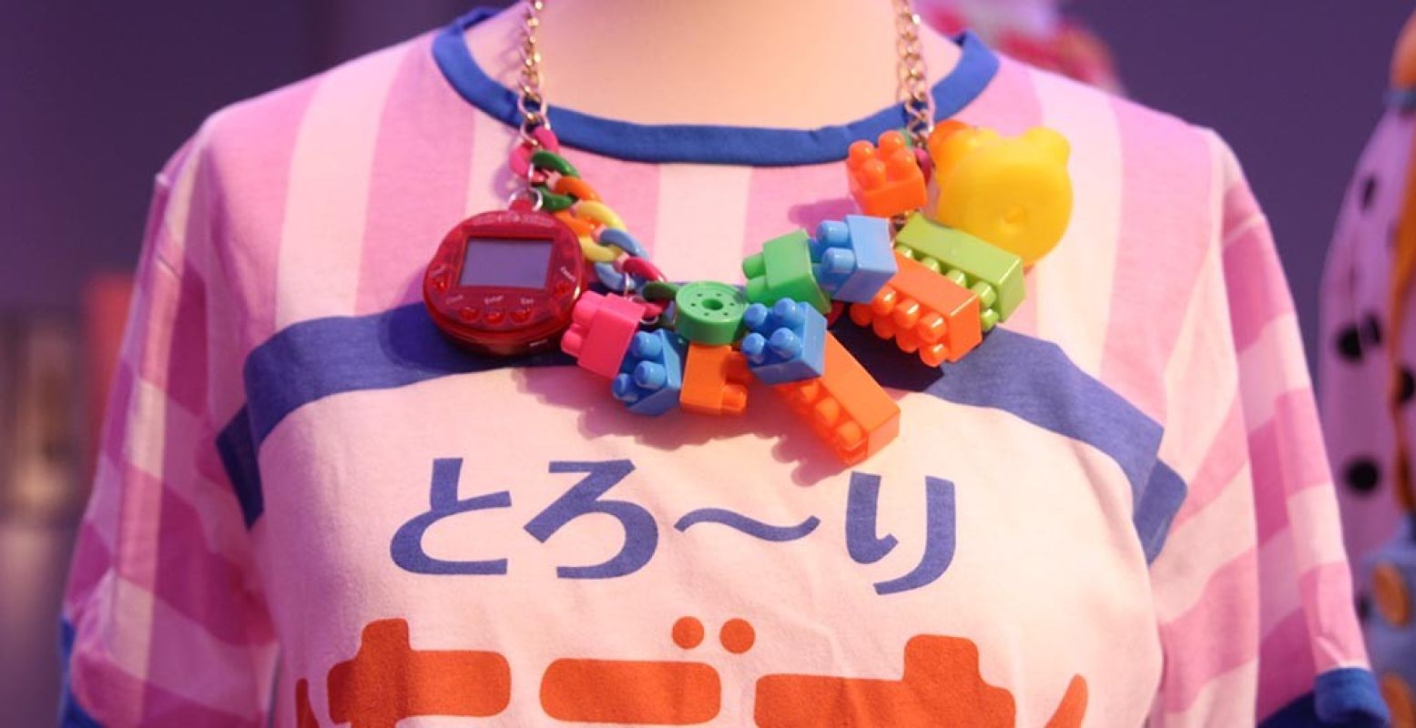 Lekker kawaii: speelgoed en een tamagotchi als ketting. Foto: DagjeWeg.NL.