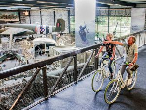 Fiets dwars door het museum via de fietsbrug. Foto: Oorlogsmuseum Overloon
