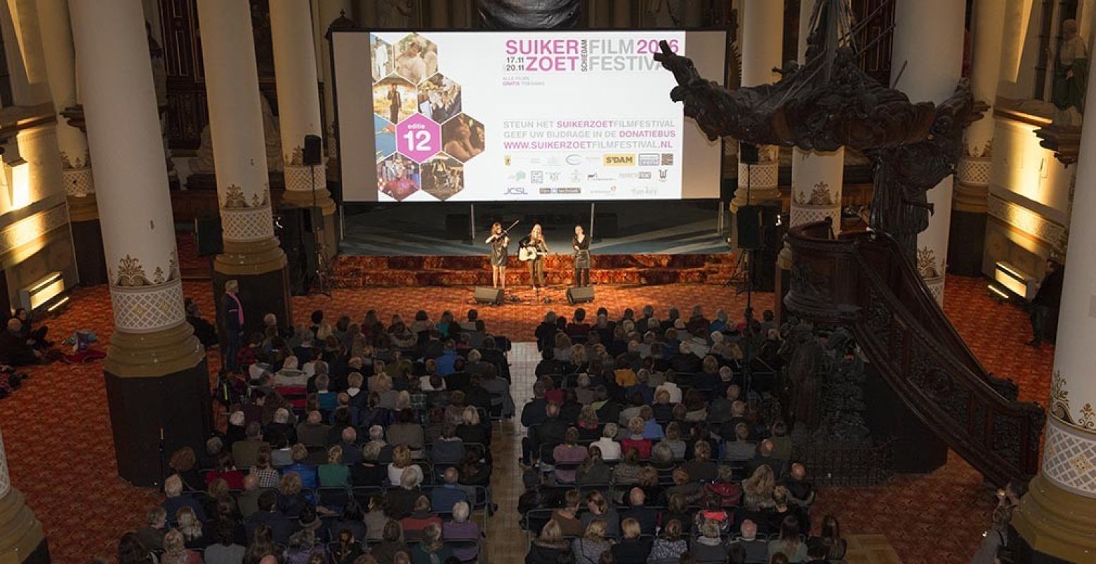 Bekijk gratis feelgoodfilms op bijzondere locaties in Schiedam. Foto: SuikerZoet FilmFestival.