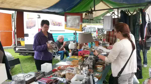 Supergrote vlooienmarkt bij het NAC-stadion Fotobeschrijving: Vlooienmarkt. Foto: PTP.