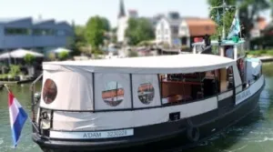 Vier je feest op het water De Independent3 ligt klaar voor grote en kleine feesten. Foto: Rederij het IJ