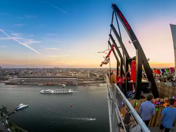 Wie durft, op 100 meter hoogte over de rand te schommelen? Foto: A'DAM LOOKOUT © Martijn Kort