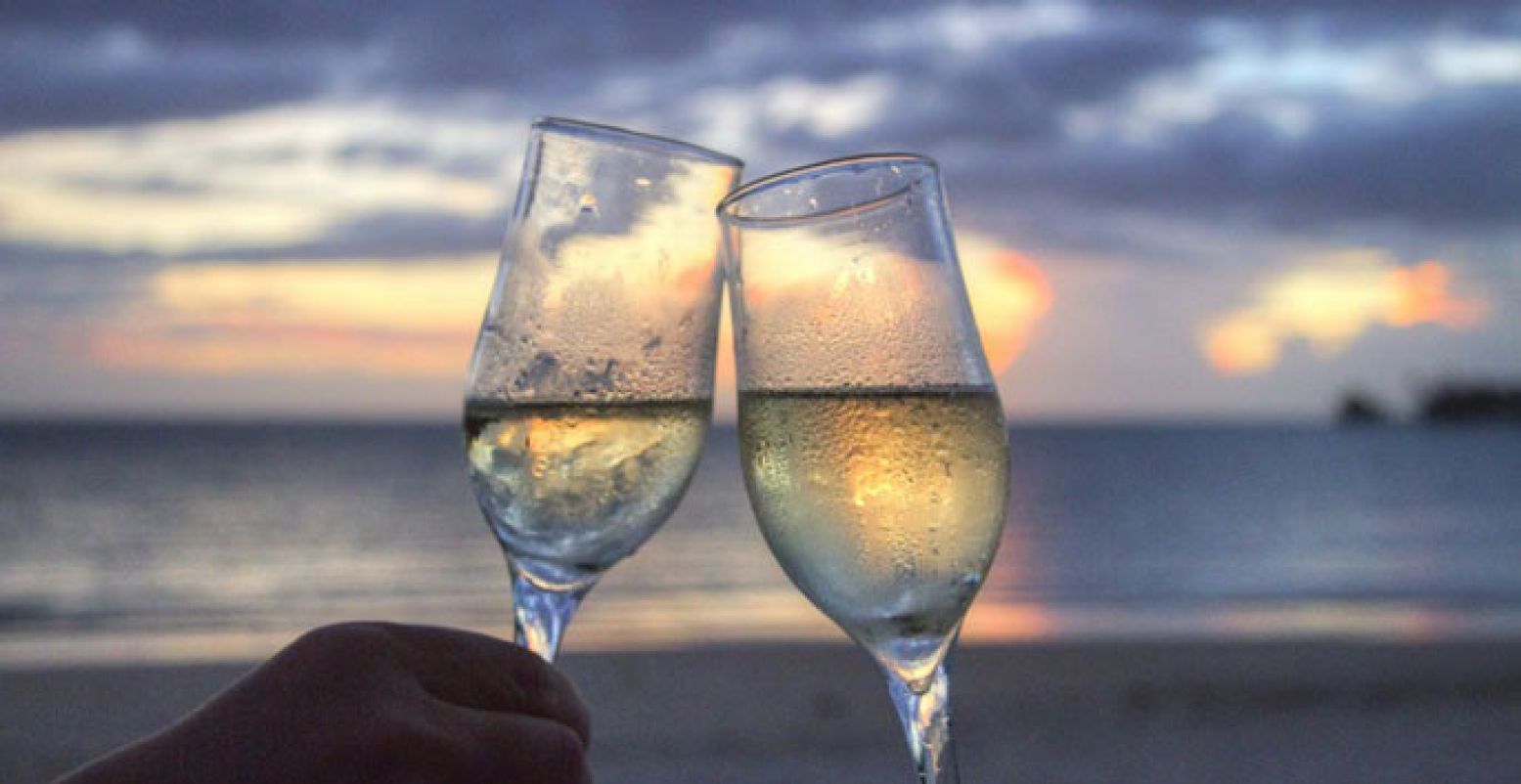 Een verkoelend drankje op het strand, lekker! Foto: Pexels.com