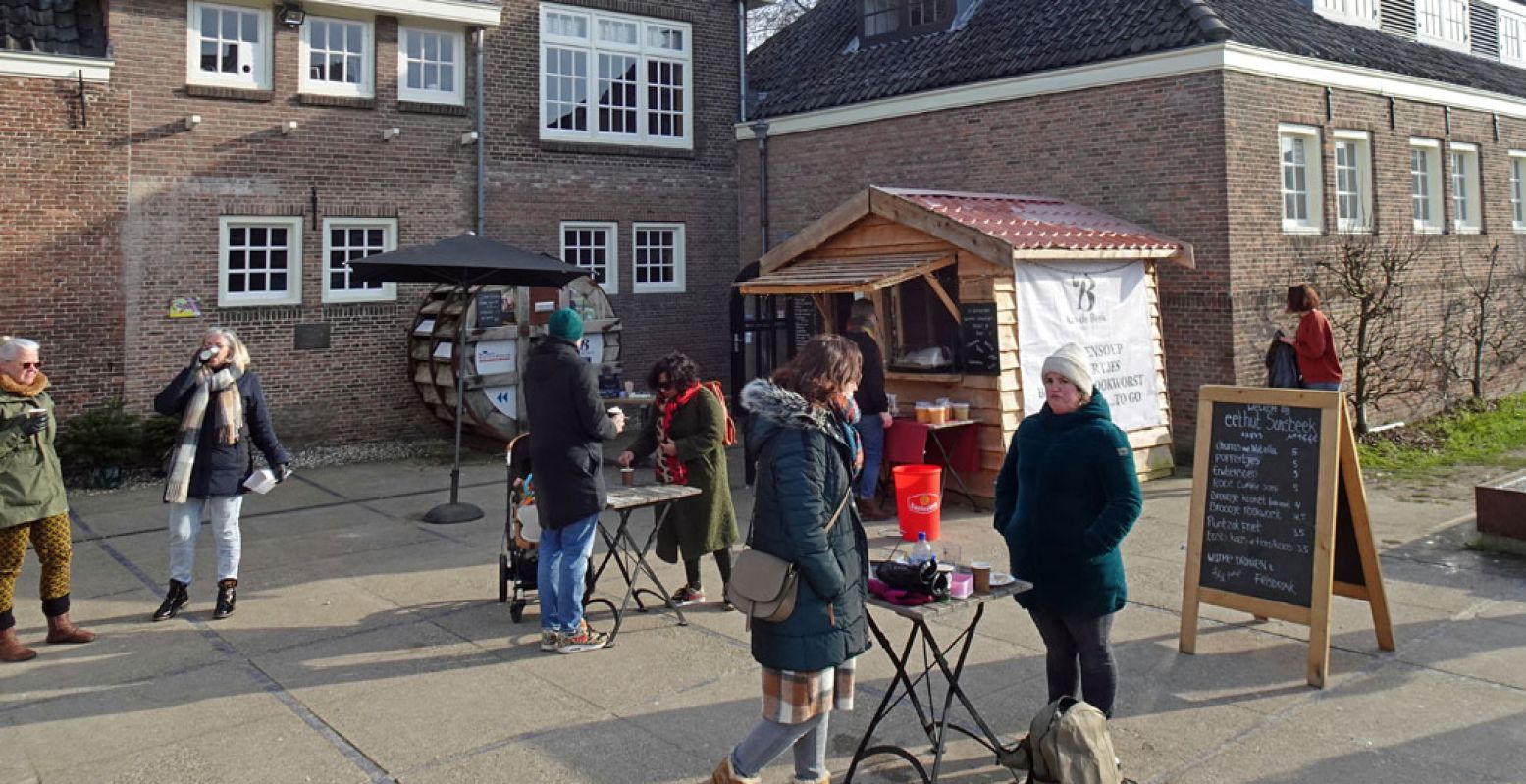 Een heerlijke kop warme chocomel of een bakje poffertje scoor je ook in Arnhem tijdens De Stadswandeling026 Foto: Redactie DagjeWeg.NL