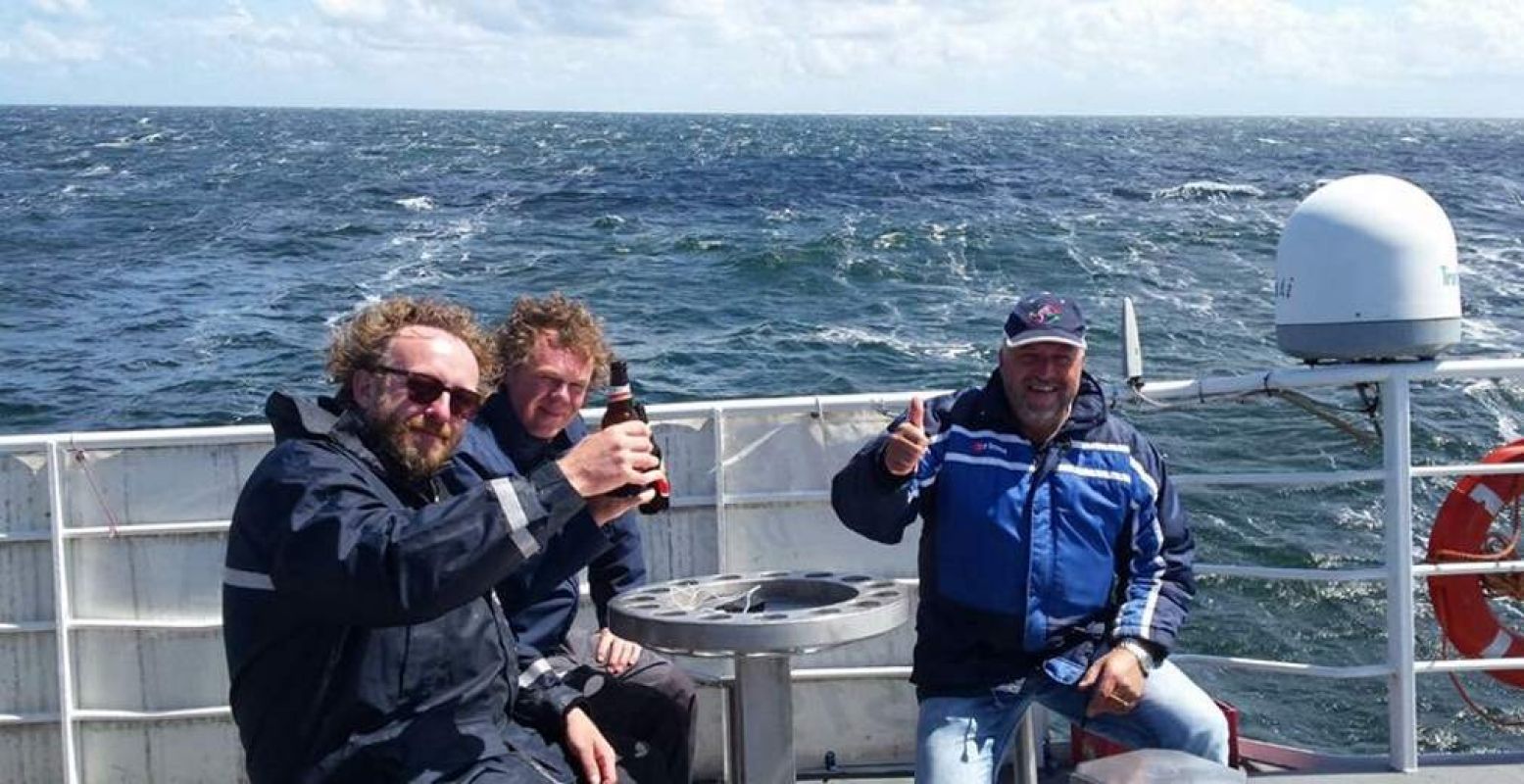 Genieten van het zonnetje en een biertje aan boord van de MS Tender. Foto: MS Tender