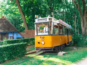 Neem de ouderwetse tram naar je volgende bestemming. Foto: Nederlands Openluchtmuseum © Remy Sapuletej