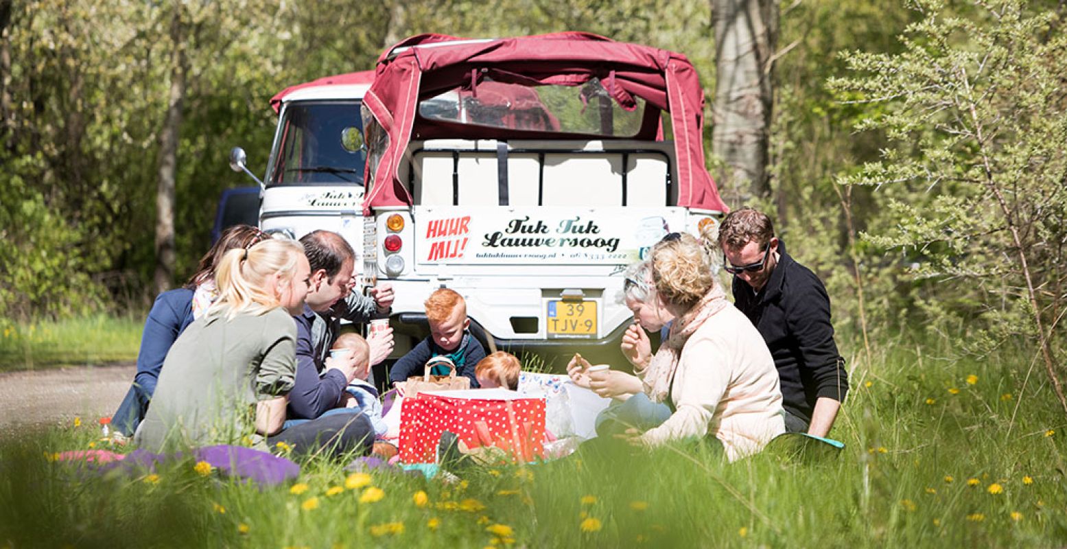 Tukken kan bijna altijd, maar bij mooi weer maakt een picknick je dagje uit helemaal af. Foto: TukTuk Lauwersoog © Marit Anker.