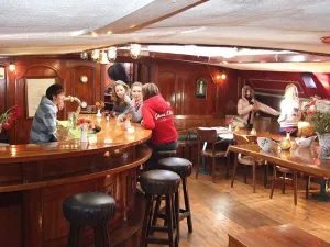Doe een drankje in de scheepse salon. Foto: Hollands Glorie.