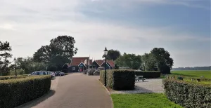 Ontdek de geheimen van het mysterieuze Schokland Het eerste wat je ziet op de terp Middelbuurt van Schokland zijn de gebouwtjes van het museum en het restaurant. Foto: DagjeWeg.NL © Tonny van Oosten