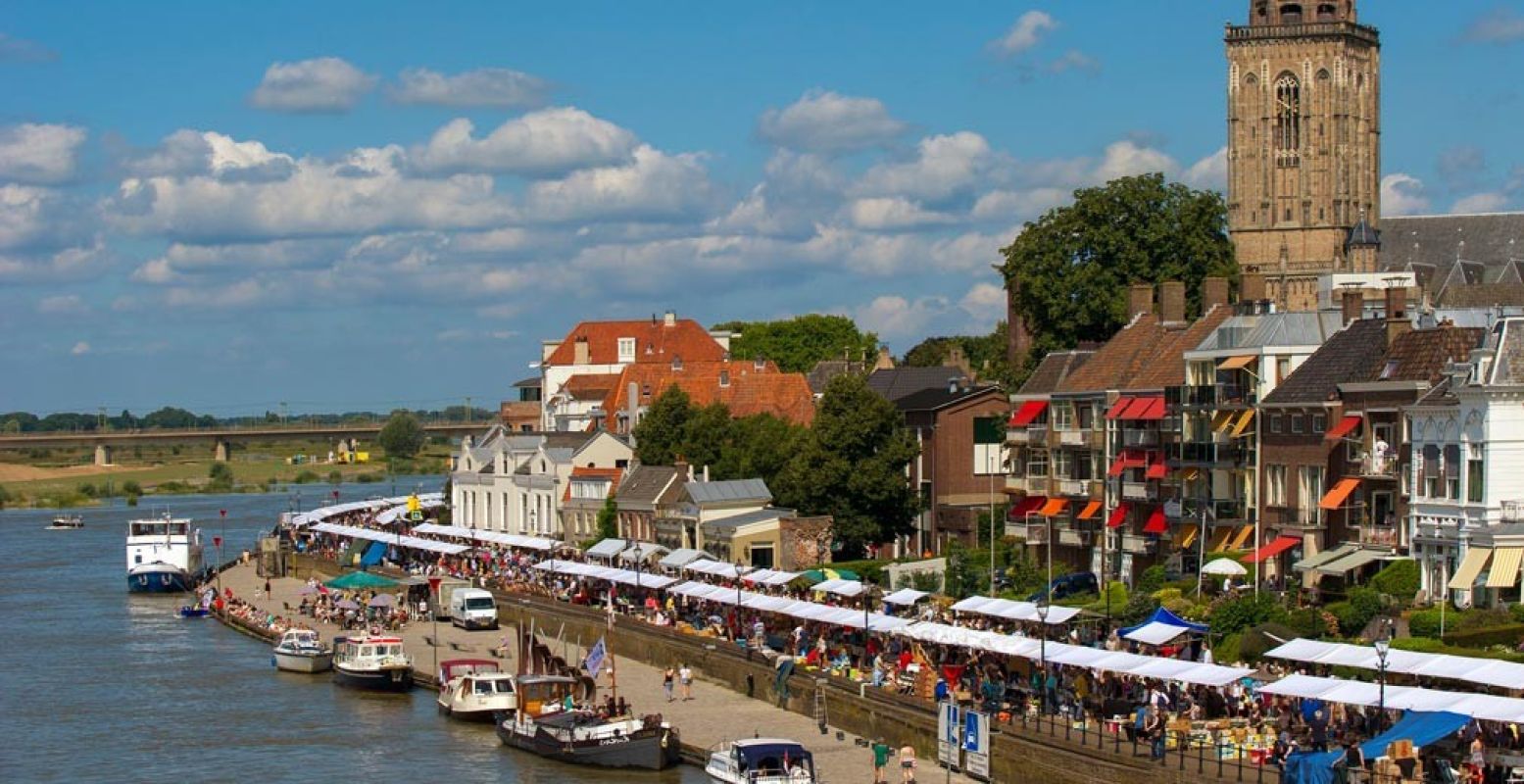 Honderden kramen langs het water. Foto: rechtenvrij/via VVV Deventer