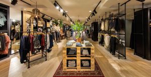 Over de foto: Rinsma Fashion zit vol mode, luxe en afleiding voor man en kind terwijl de vrouwen shoppen. Foto: Rinsma Fashion. Rinsma Fashion zit vol mode, luxe en afleiding voor man en kind terwijl de vrouwen shoppen. Foto: Rinsma Fashion.