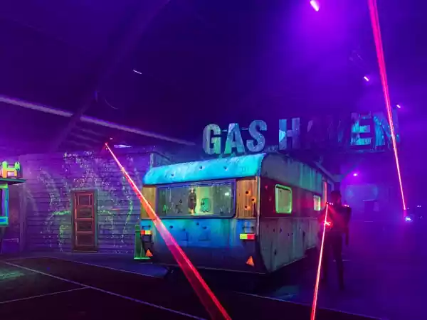 Lasergamen in een oud tankstation. Foto: The City