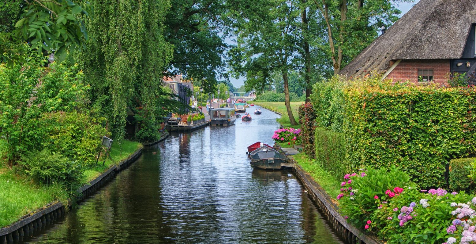 Maak een romantische tocht door het mooie Giethoorn in een rondvaartbootje van De Rietstulp. Foto: Michel van der Vegt via  Pixabay 
