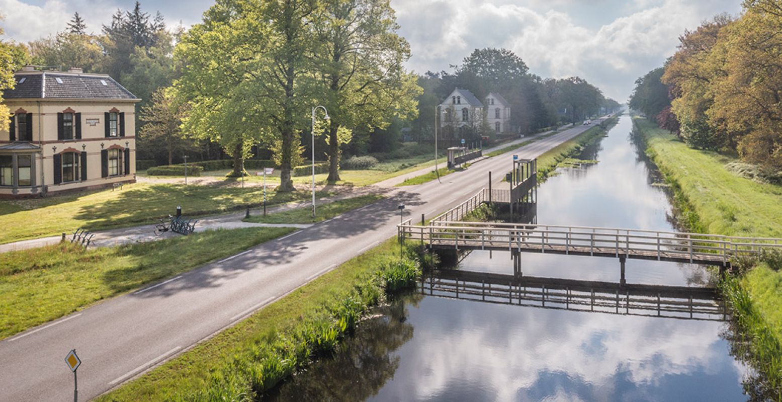 De Hoofdweg van Veenhuizen, met Directiehotel Excelsior. Foto: Koloniën van Weldadigheid © Miranda Drenth