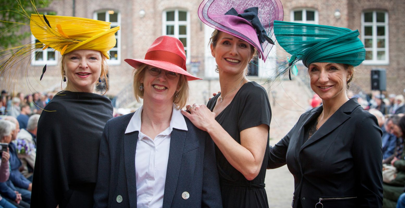 Op de Moederdag Hoedendag van Kasteeltuinen Arcen kom je unieke hoedjes tegen die niet misstaan op Prinsjesdag. Foto: Kasteeltuinen Arcen © Joyfotografie