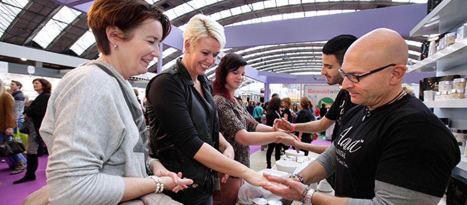 Laat je verwennen met de nieuwste beauty trends. Zoals een heerlijke handmassage! Foto: Huishoudbeurs 2015.