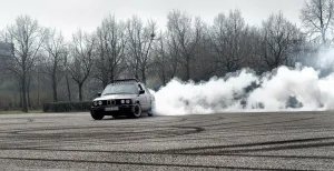 Ga vol gas tijdens deze race-uitjes! Zoef door de bochten tijdens een driftcursus van Eventsbakery. Foto: Eventsbakery