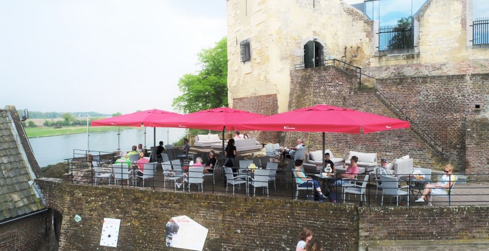 Het Maasterras van Kasteel De Keverberg ligt hoog boven de rivier. Dat zorgt voor een prachtig uitzicht. Foto: Kasteel De Keverberg