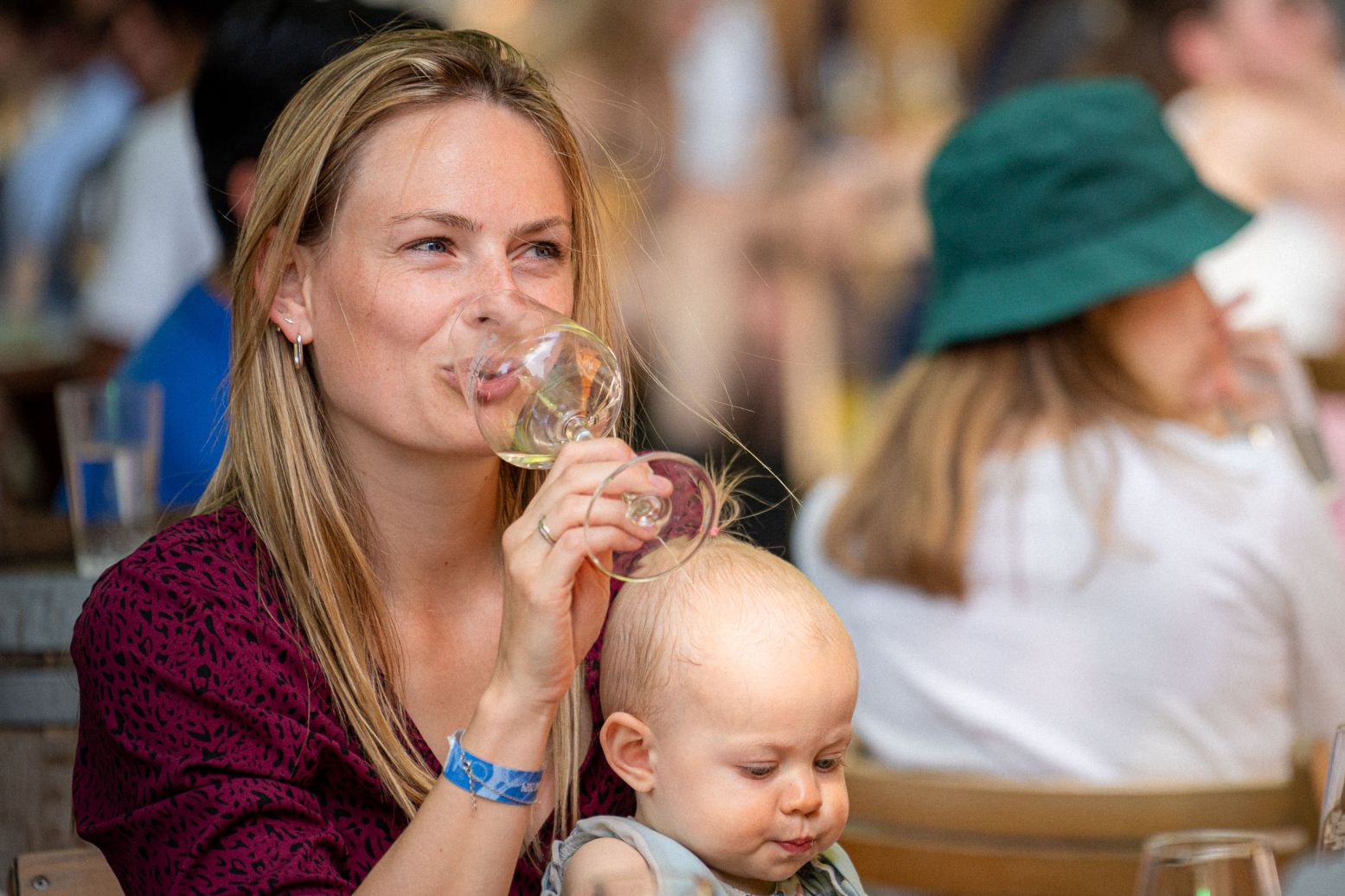Leg je moeder in de watten op het wijnfestival. Foto: Fonteyn Wijnfestival © Paulus van Dorsten Leg je moeder in de watten op het wijnfestival. Foto: Fonteyn Wijnfestival © Paulus van Dorsten
