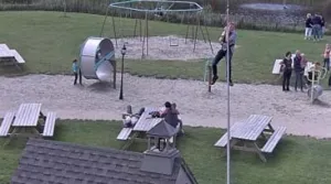 Samen spelen en bewegen in de natuur bij Duinoord Tokkelen over het ruim opgezette speelpark. Foto: Duinoord