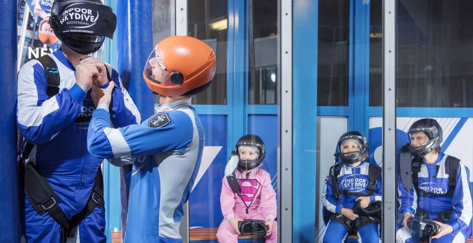 Je hoeft niet bang te zijn, een instructeur helpt je. Foto: Indoor Skydive Roosendaal