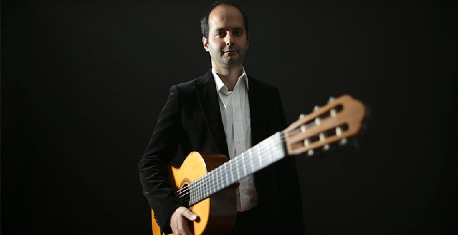 Santiago Lascurain brengt tophits op de gitaar tot leven. Foto: Promotiebeeld