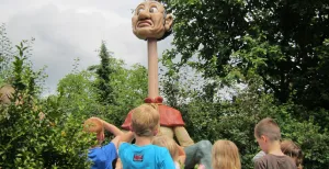 Er was eens... bezoek een origineel sprookjespark Een kleine Langnek in de sprookjestuin van de Mini Efteling. Foto: Mini Efteling