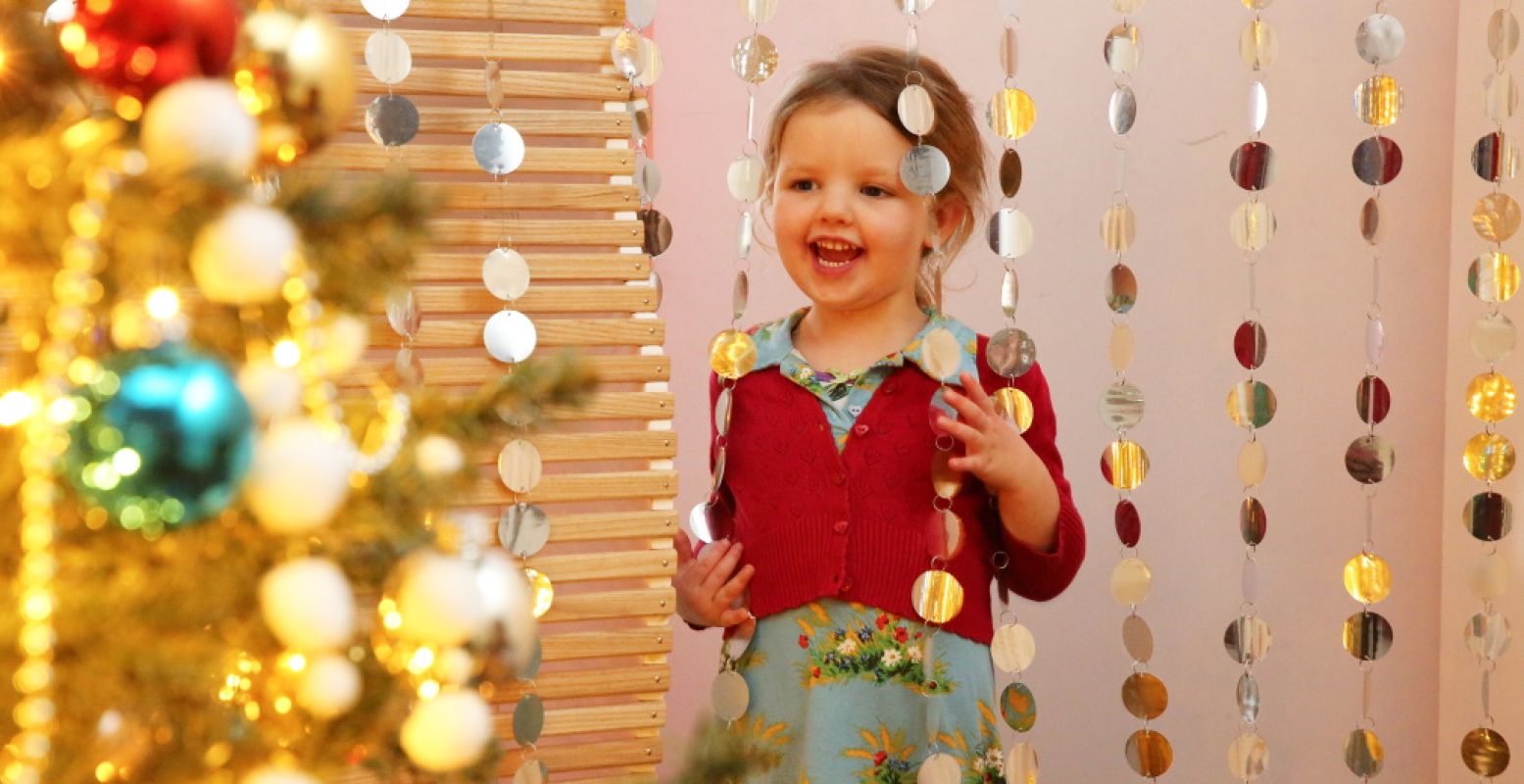 Kinderen bewonderen blij de mooie kerstbomen tijdens Kerstival. Foto: Museum Catharijneconvent © Kris van Veen.