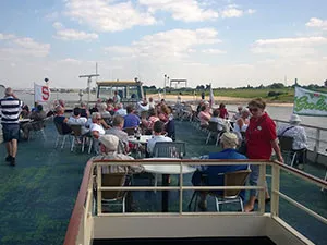 Vaartocht over de Rijn Mensen aan boord. Foto: Rederij Witjes