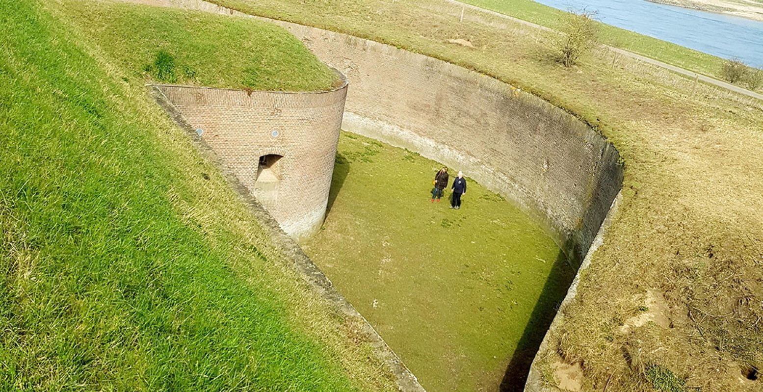 Bij Fort Pannerden is van alles te doen, zoals wandelen door de diepe grachten. Foto: Fort Pannerden