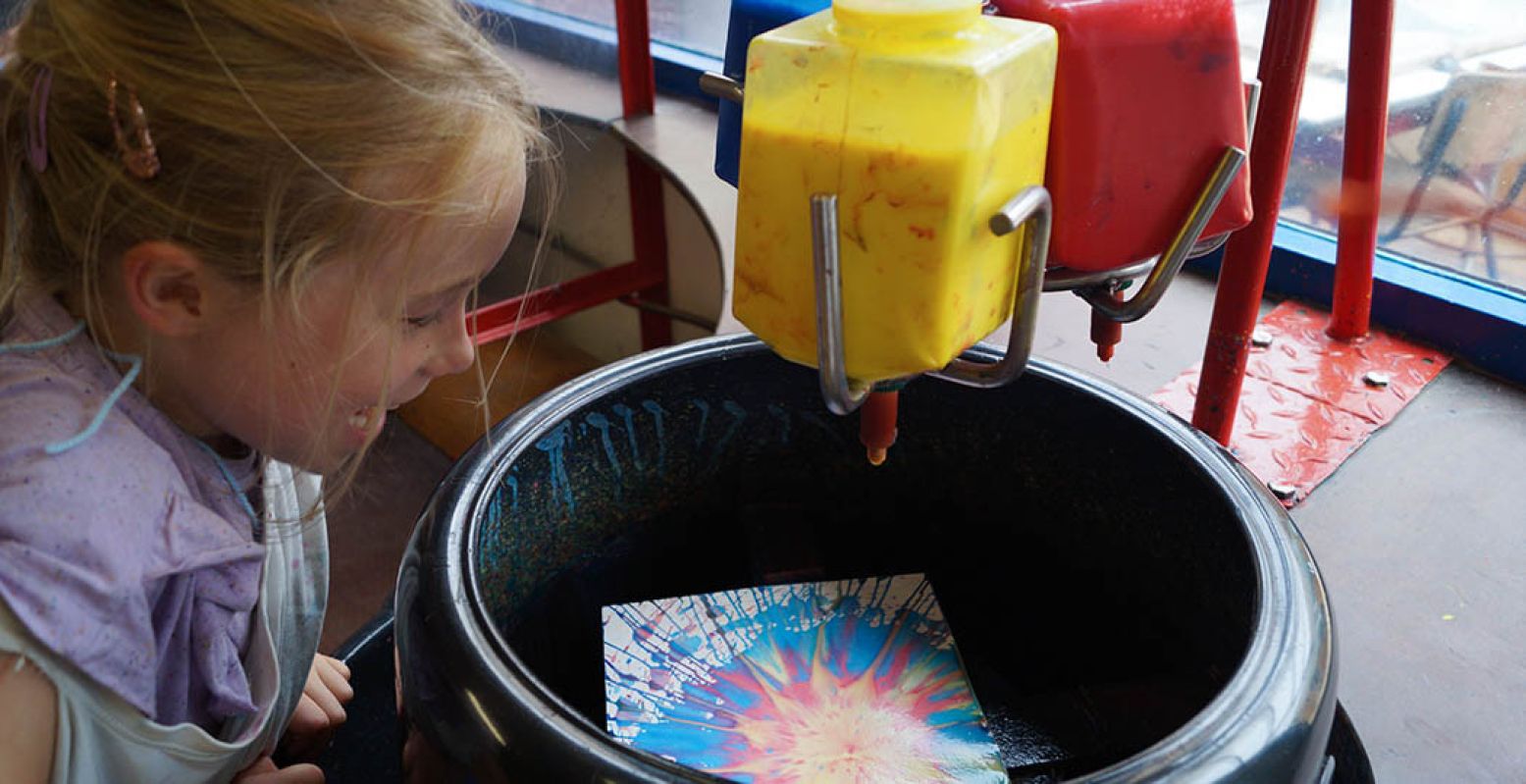 Vul lege papieren met de mooiste kleurexplosies. Foto: DagjeWeg.NL