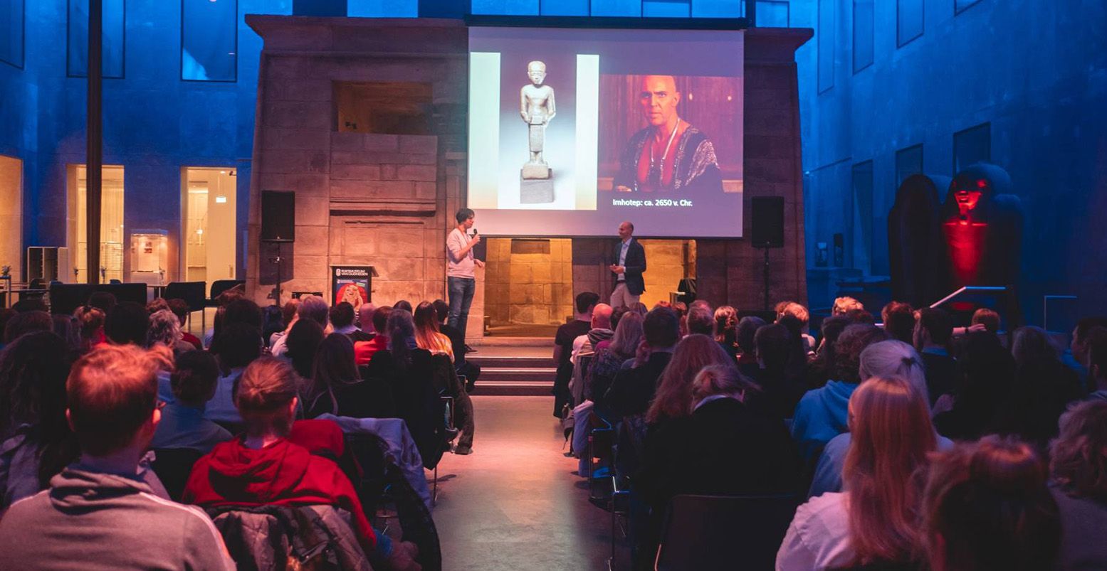 Geen lezing, maar film in het Rijksmuseum van Oudheden. Extra speciaal met een Egyptische tempel op de achtergrond. Foto: LIFF © Simone Both