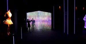 Reportage: stap midden in prachtige lichtshows Beleef een magisch momentje in deze kubus van lichtkettingen bij Motion Imagination Experience. Foto: DagjeWeg.NL