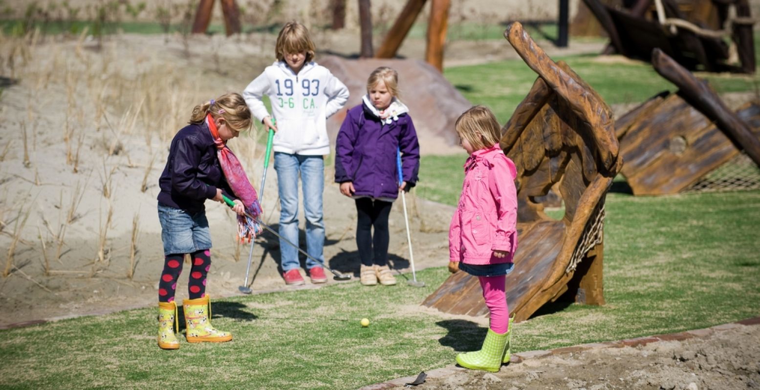 Wat gaan we vandaag voor leuks doen? Minigolf! Foto: Belvilla.nl