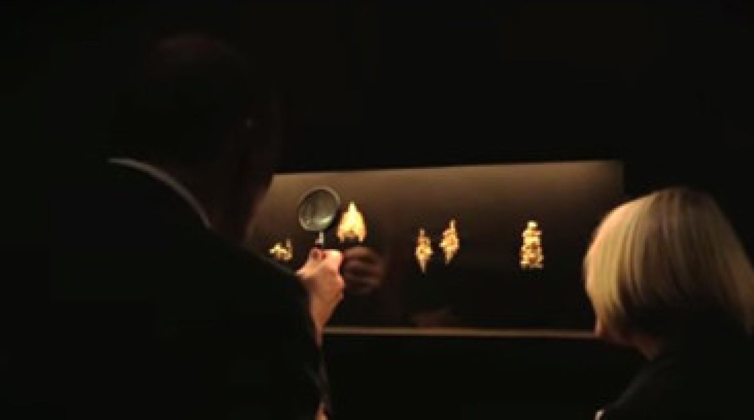 Vergaap je (met vergrootglas!) aan heilige sieraden vol sagen en legenden. Foto: Printscreen promotiefilmpje Wereldmuseum