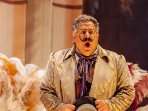 Zomeropera op Landcommanderij Alden Biesen Damon Nestor Ploumis speelt de hoofdrol in Zomeropera Alden Biesen 2023. Foto: Zomeropera Alden BiesFoto geüpload door gebruiker.
