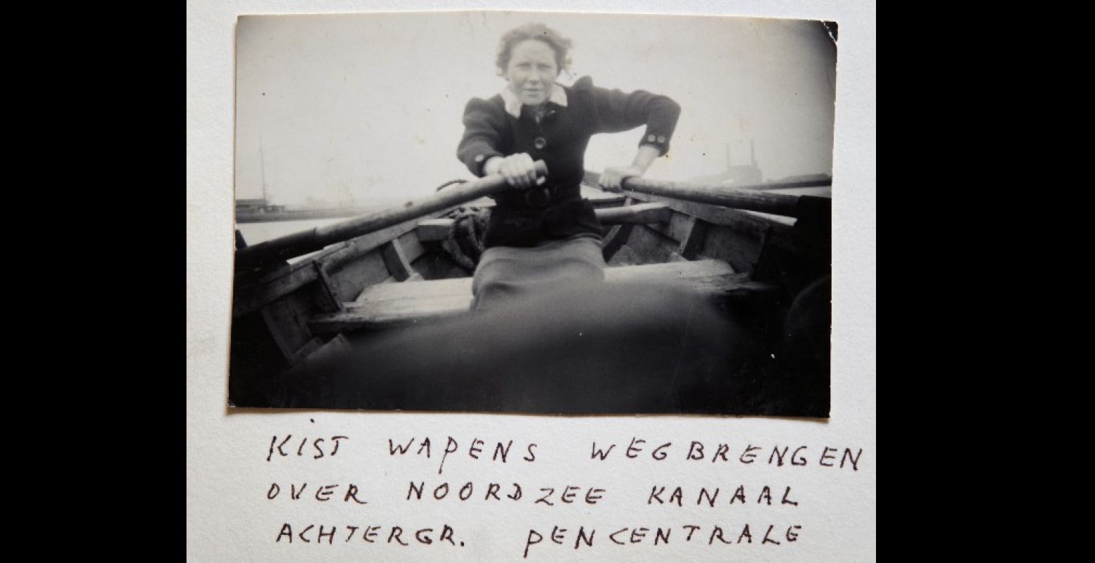 Truus Oversteegen roeit een kist met wapens het Noordzeekanaal over, circa 1943. Foto: Museum Haarlem