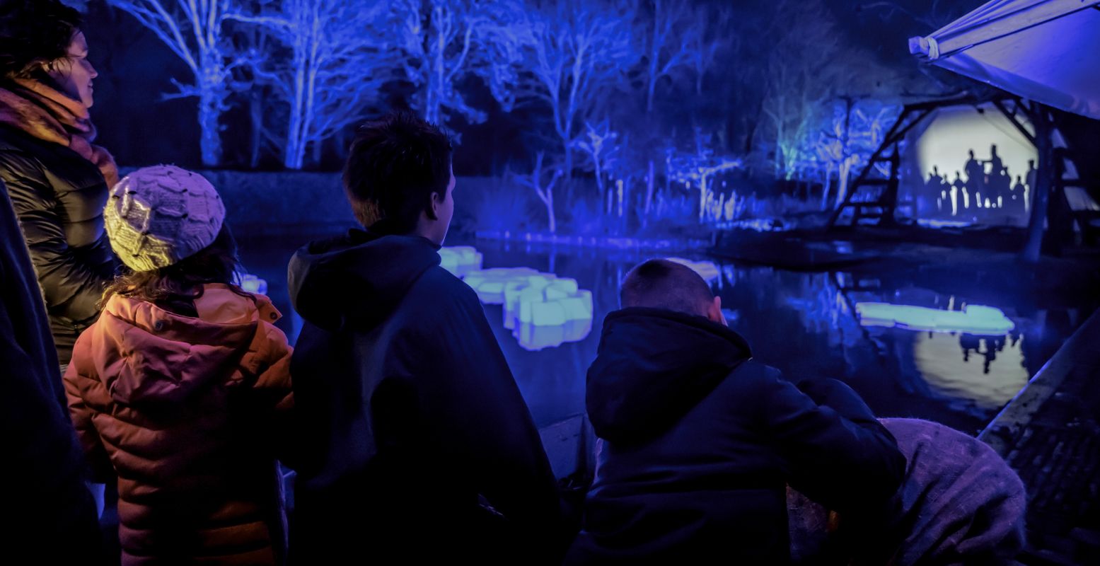 Tijdens een bezoek aan Zuiderzeelicht loop je door een bijzonder verhaal, verteld in licht en geluid. Foto: Zuiderzeemuseum © Jorrit Lousberg