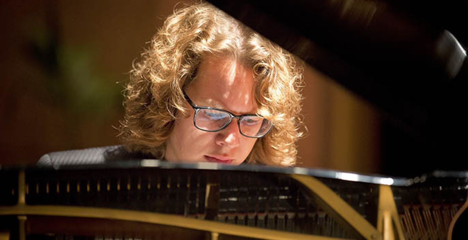 Hannes Minnaar is één van de drie toppianisten die te horen is in de serie Wereldpianisten. Foto: Persmateriaal