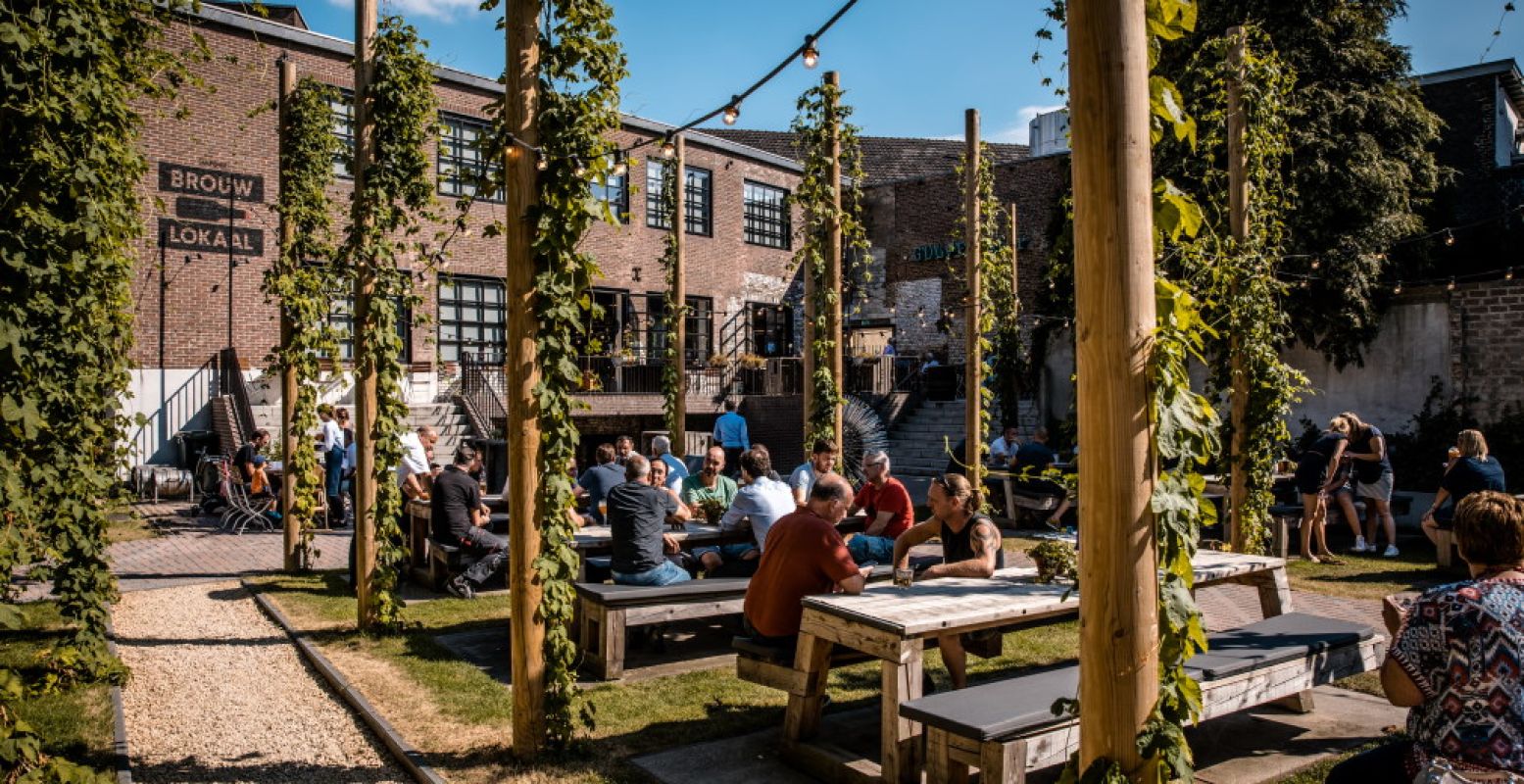 Schuif aan in de gezellige Hoptuin in hartje Gulpen. Foto: Gulpener BrouwLokaal.