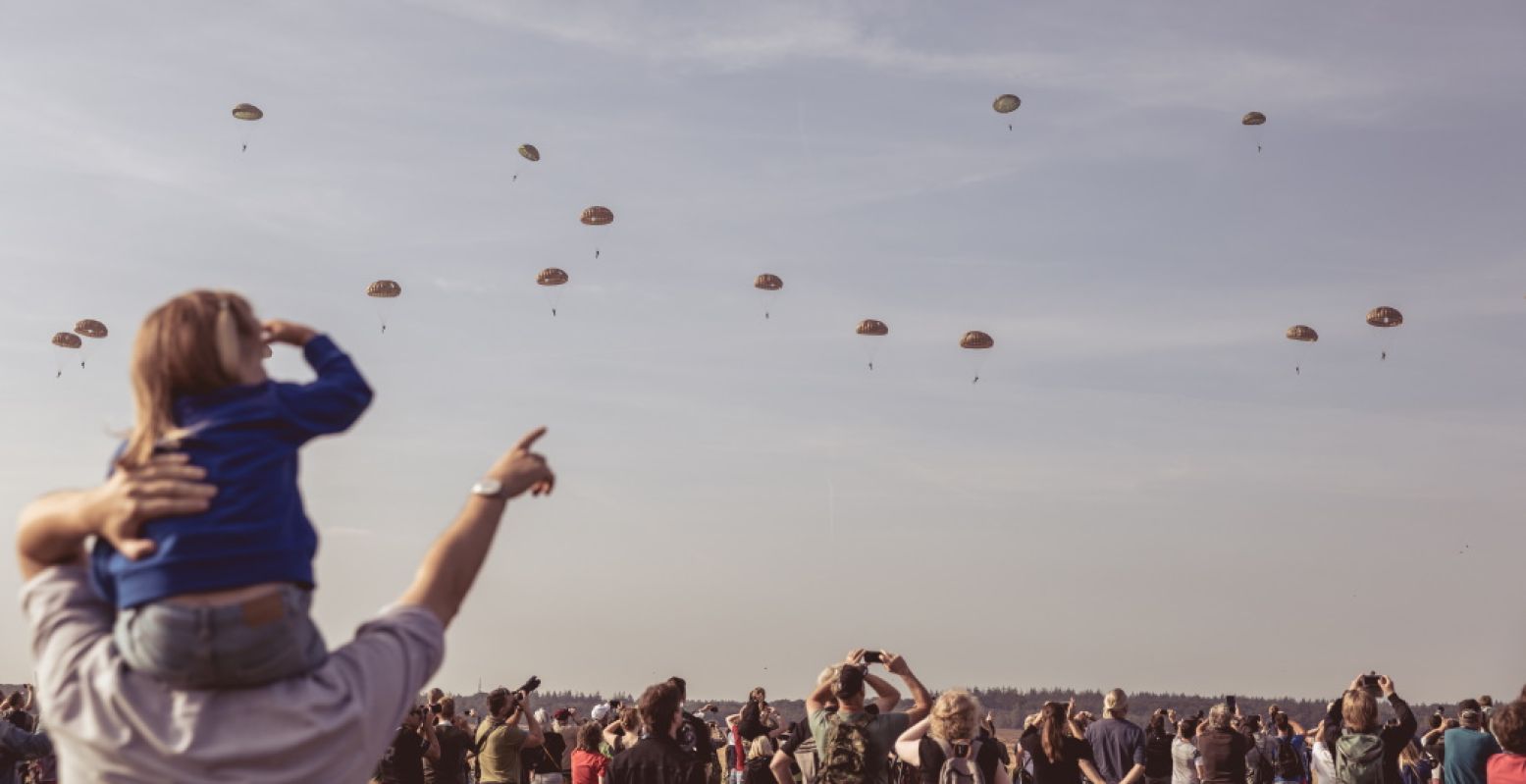 Zie de parachutisten in grote getale landen op de Ginkelse Heide. Foto: Maarten Weij