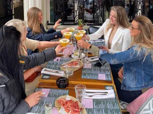 Korte Putstraat Den Bosch Cheers! Geniet van heerlijk eten en gezelligheid in de KP. Foto: Korte Putstraat
