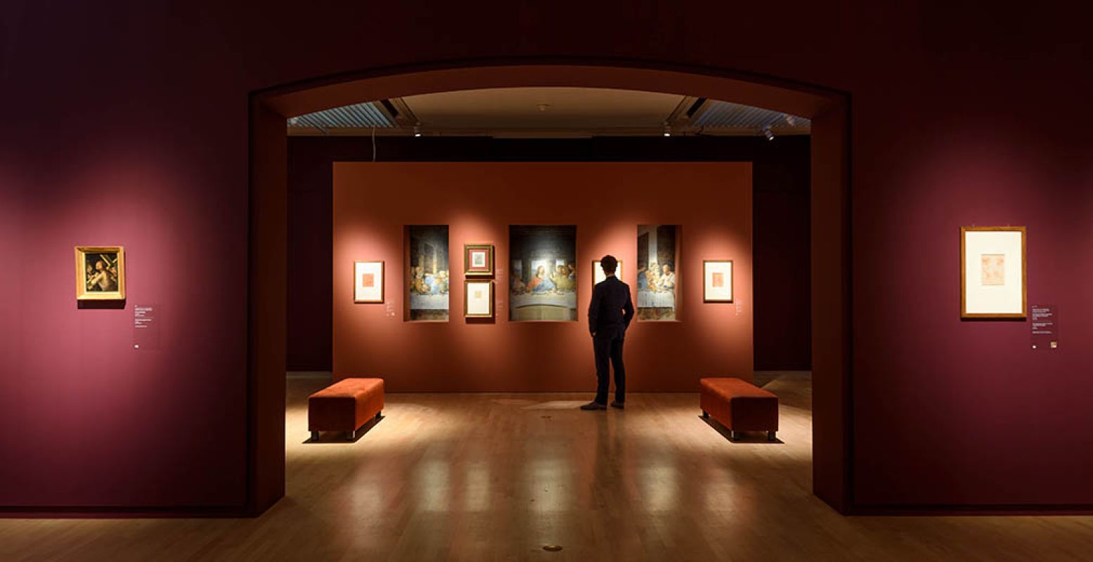 De schetsen en portretten van Leonardo da Vinci komen goed tot hun recht in deze mooie zaal van Teylers Museum. Recht vooruit zie je stukken uit Het Laatste Avondmaal, met daarnaast voorstudies van Da Vinci voor enkele van de apostelen in dit beroemde werk. Foto: Teylers Museum