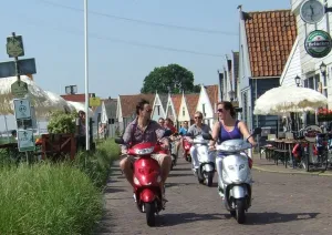 Onvergetelijke scootertocht langs oud-Hollandse dorpjes als Volendam en Marken