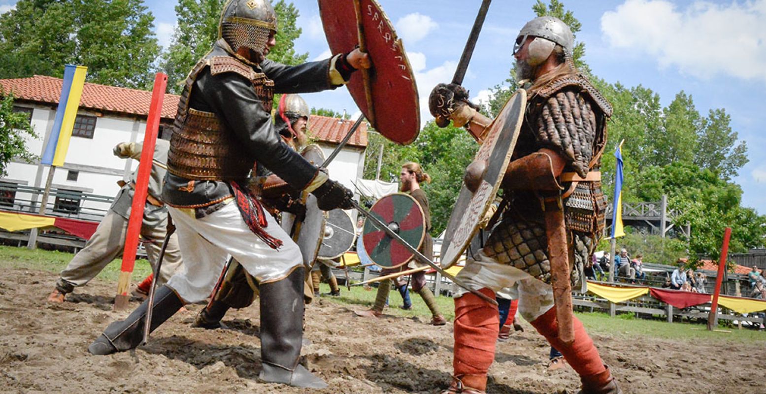 Ook tijdens de vreedzame Vikingweek kunnen de Vikingen het niet laten om te pronken met hun vechtkunst. Foto: Museumpark Archeon