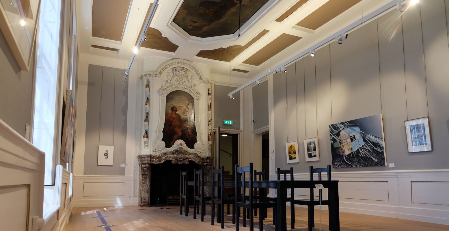 Aan middeleeuwse muren hangt nu ook moderne kunst. Foto: Museum de Fundatie © Teo van den Brink