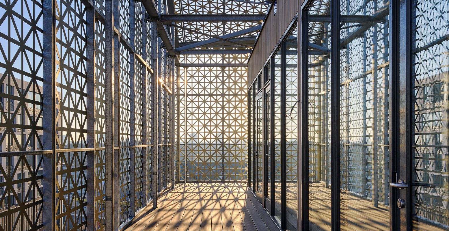 De nieuwe top van Pakhuis Santos, toegevoegd tijdens de restauratie, bovenop het historische gebouw. Foto: Nederlands Fotomuseum perskit © Photo Studio Hans Wilschut De nieuwe top van Pakhuis Santos, toegevoegd tijdens de restauratie, bovenop het historische gebouw. Foto: Nederlands Fotomuseum perskit © Photo Studio Hans Wilschut
