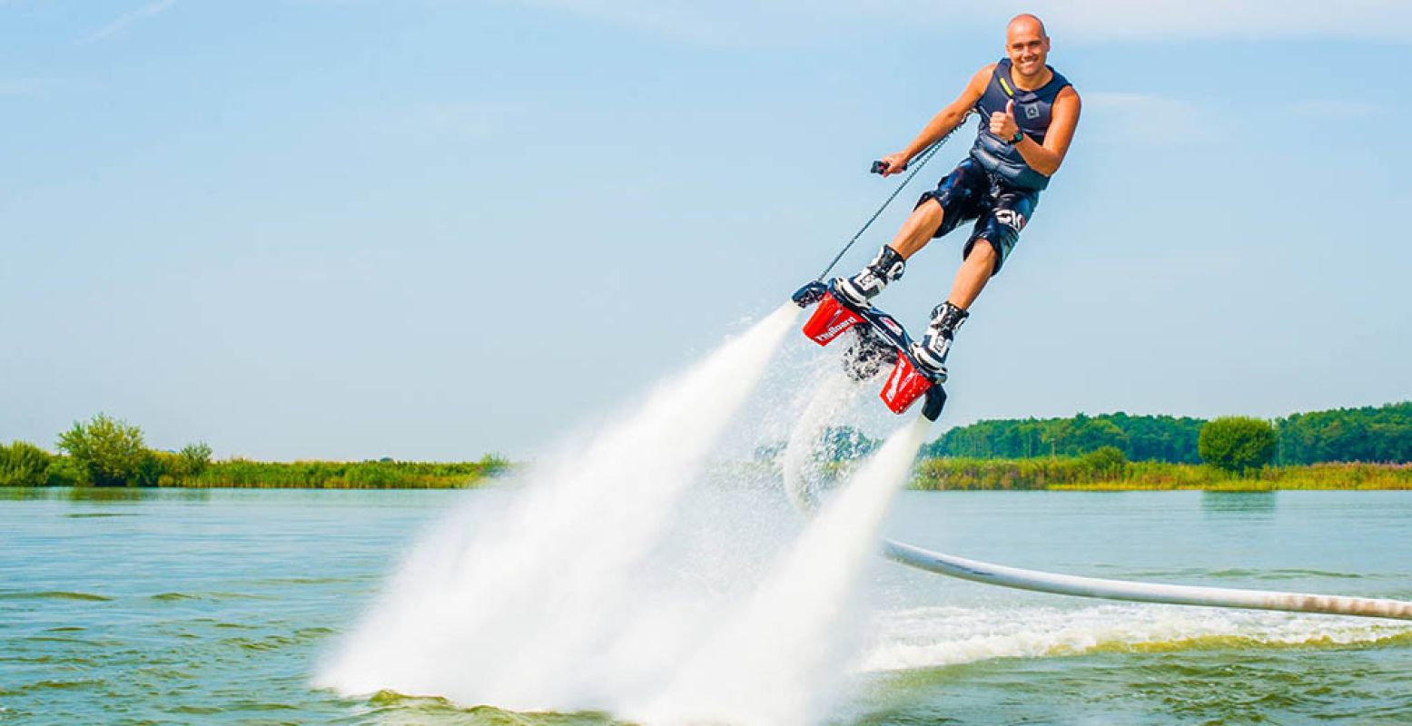 Zweef als een superheld boven het water met een flyboard, hoverboard of jetpack. Foto: Hydro Flight Nederland.