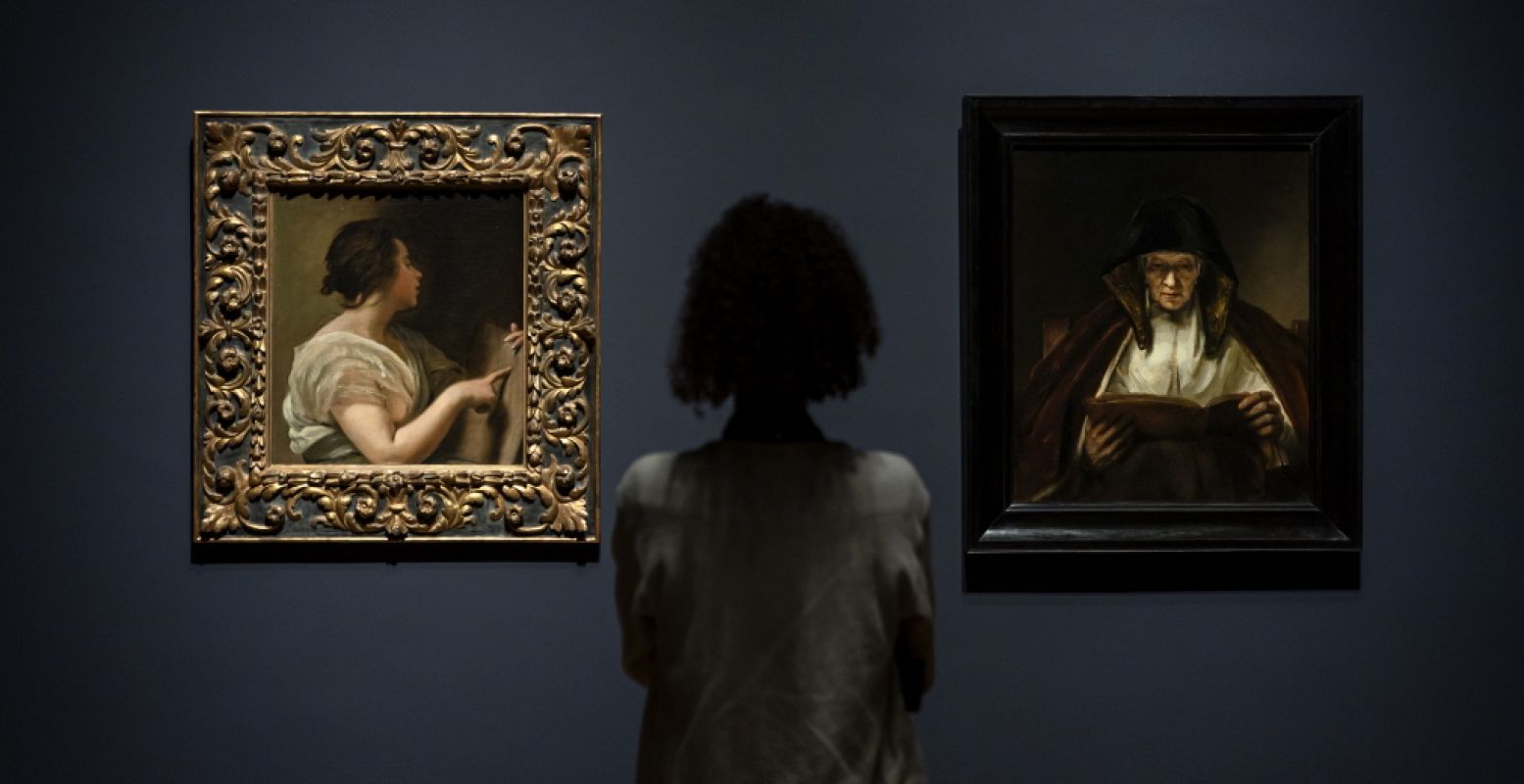 Vrouw zoekt overeenkomsten tussen Spaanse en Nederlandse meesterwerken in de tentoonstelling Rembrandt-VelÃ¡zquez. Foto: Rijksmuseum © Olivier Middendorp.