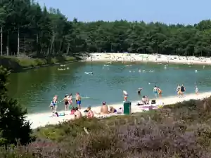 Kom zwemmen en spelen bij Speelvijver Ieberenplas Een zomerse dag aan de Ieberenplas. Foto: Evert Thomas